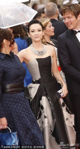 组图：章子怡灰墨裹胸裙走红毯妆容精致