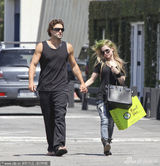 组图：艾薇儿与新男友十指紧扣 猛男臂刺爱的纹身