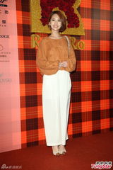 组图：黄小柔出嫁盼造人 穿低胸婚纱挽老公亮相