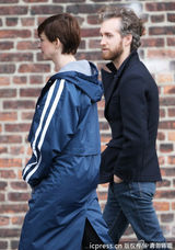 组图：海瑟薇帅气现身片场 豪放大笑不顾形象