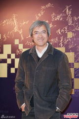 组图：章子怡火红包身裙挽手梁朝伟 宗师夺4奖