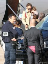 组图：波特曼抱子下飞机 小家伙害羞躲妈妈怀里