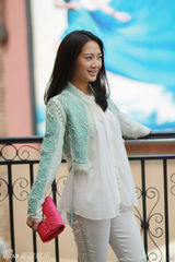 组图：秦子越夏日写真秀冰淇淋色俏皮搭配