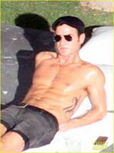 组图：安妮斯顿桃红比基尼晒日光浴 四仰八叉露私处不雅