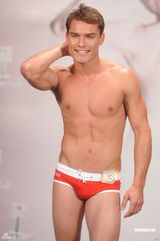 组图：“大只男”陈景国亚洲先生泳装秀遭胸袭  