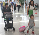 组图：蔡少芬携双女返港 行李超重逼疯辣妈