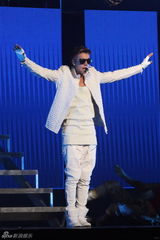 组图：比伯北京个唱半裸秀肌肉搂美腿女歌迷