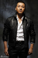 组图：齐奎展男人双面 戏里纯爷们戏外大男孩