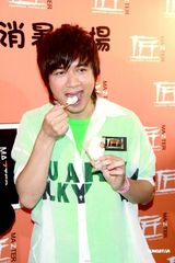 高清组图：古巨基代言日本料理 尝试炮制北海道雪糕