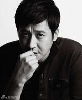 幻灯图：张国强登杂志封面 铁血硬汉尽显稳重成熟