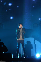 高清组图：张根锡首尔会粉丝 展歌喉秀舞技气氛热烈