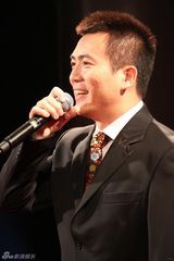 幻灯图：罗海琼费麒北京完婚 新娘婚纱装光彩照人