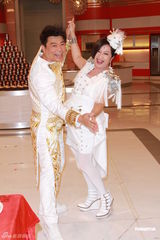 组图：罗嘉良亮相无线饮食节目晒爱的纹身