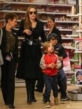 组图：朱莉带孩子们买玩具 龙凤胎儿子金发大眼