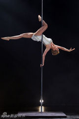 组图：蔡依林练成高难度钢管舞 网友唤冲击奥运