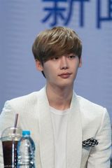 高清图：李钟硕赴沪会粉丝 表情呆萌似王子