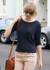 高清图：泰勒-斯威夫特街拍 简约装扮魅力不减