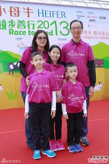 组图：伏明霞全家现身 拒回应与郭晶晶有无联络