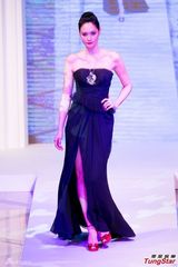 组图：傅嘉莉低胸秀名贵珠宝 Ana R.长腿惹火