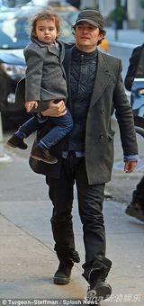 组图：奥兰多独自带子出街 小弗林迷你大衣抢镜