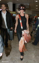幻灯图集：维多利亚现身机场 衣着单薄秀身材