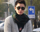 高清图：贾乃亮街拍LOOK开衫毛衣搭配温暖围巾