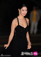 组图：Clara黑裙冷艳 爆乳露背博眼球