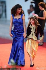 组图：《屋顶》首映 阿里安娜深V秀美胸