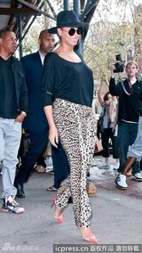 组图：碧昂斯豹纹裤配粉红高跟 产后恢复好身材