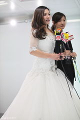 组图：刘璇开心试婚纱 薛佳凝莫慧兰任伴娘