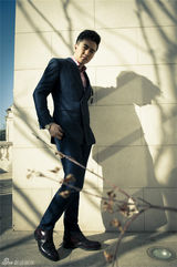 组图：翟天临时尚街拍大片 绅士造型显魅力