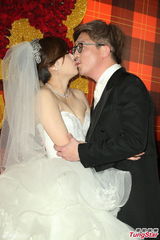 组图：黄小柔出嫁盼造人 穿低胸婚纱挽老公亮相