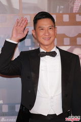 组图：张家辉黑燕尾服现身红毯 复古帅气