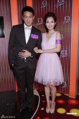 组图：大肚汤盈盈出席颁奖晚会 应届港姐三甲同场