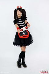 组图：许雅涵为黄金周疏导交通 转战微电影拍摄