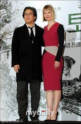 组图：影片《斯托克》首映 宋仲基金秀贤等支持