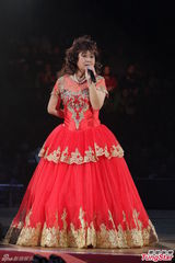 组图：朱咪咪红馆开唱 舞狮助兴飨歌迷