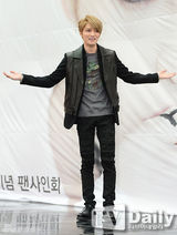 组图：JYJ金在中亮相签名会 皮衣耍帅不忘卖萌