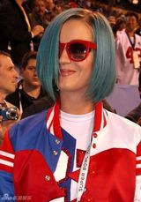 组图：凯蒂佩里鬼马造型亮相超级碗开场秀