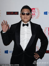 组图：鸟叔经典墨镜造型亮相 表情鬼马打招呼