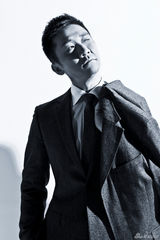 组图：魅力大叔黄志忠登封面 绅士装男人味十足