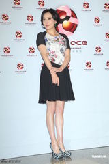 组图：舒淇中空装被指美胸缩水 与刘嘉玲竞艳