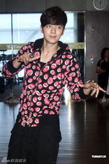 组图：罗志祥练就完美六块肌 与师奶共舞暖身个唱