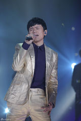 组图：周笔畅睡衣扮猫女 邓紫棋自弹自唱