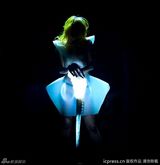 组图：Lady Gaga巡演视觉系新招 乳胶装变水母