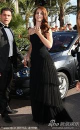 组图：歌手拉娜德雷黑裙亮相 波浪卷发青春性感