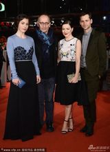 组图：《敬爱的姐妹》首映 赫斯普朗印花裙美艳