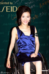 高清图：伏明霞携夫出席颁奖礼 谢杏芳诠释成功女性