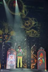 高清图：李宇春个唱成催泪弹 谢霆锋重弹吉他落泪