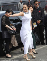 巩俐白裙女神范挽里维斯开奖 与陈哲艺热聊(图)